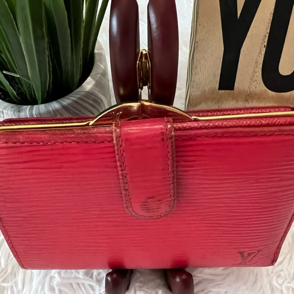 🎉HP🎉 Louis Vuitton Red Epi Porte Monnaie Billets Viennois Kiss Lock Wallet